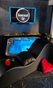 acuzzi privatif et fauteuil romantique au Boréale Loft, séjour en amoureux en Lorraine avec Love Box offerte